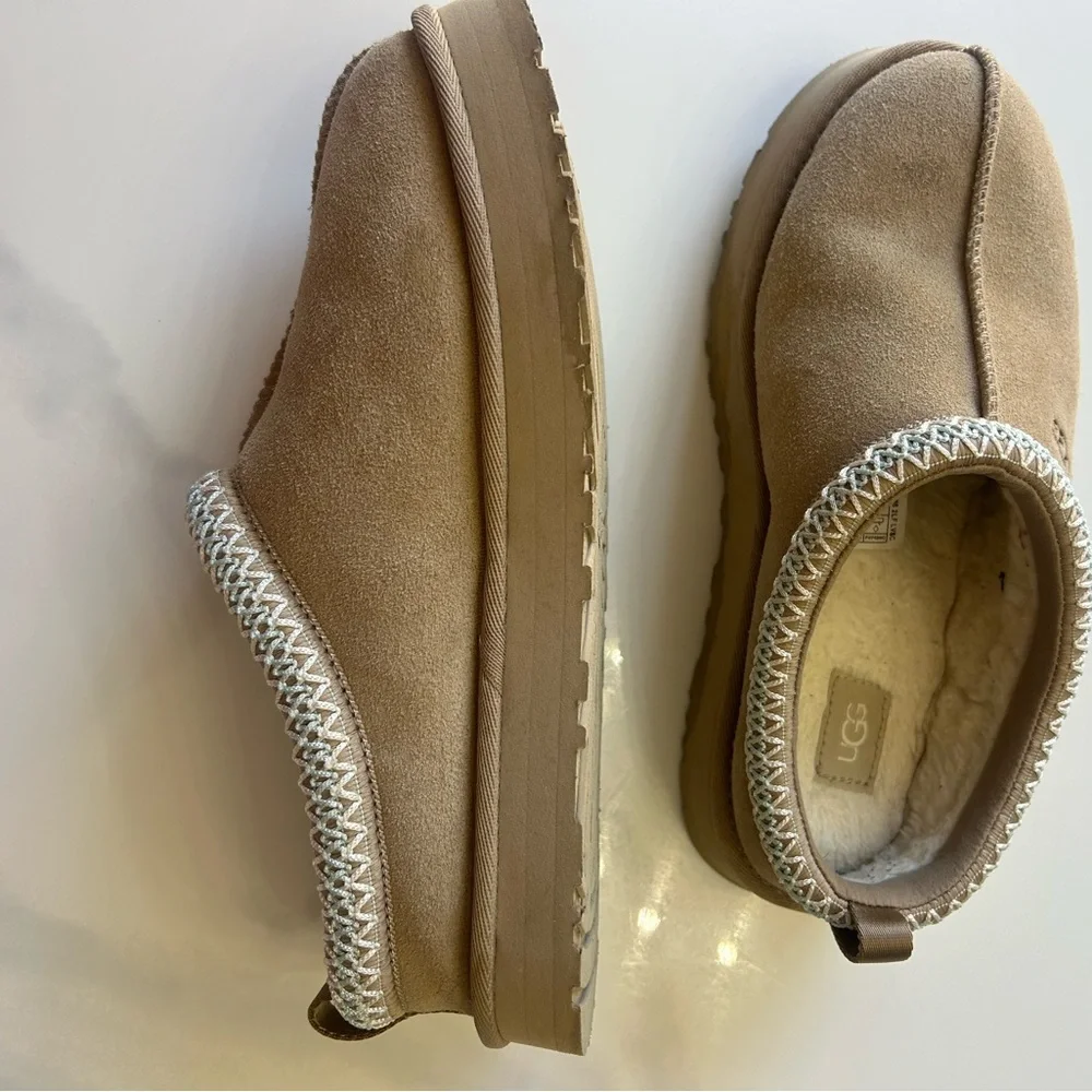 UGG Kids Slip-On Shearling Lined Slippers in Chestnut/Tan kids 6 women’s 7